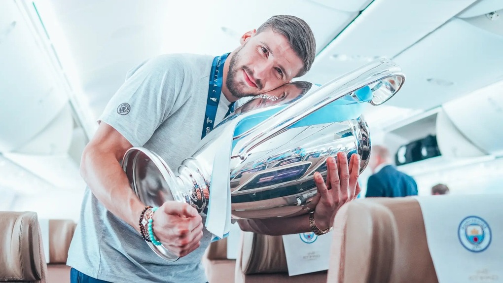 Man City mang Cúp Champions League về Anh ăn mừng cùng người hâm mộ - 7 Man City mang Cúp Champions League về Anh ăn mừng cùng người hâm mộ - 7
