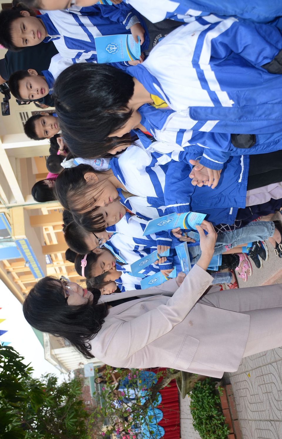 Tặng 166 thẻ BHYT cho học sinh nghèo và hộ dân có mức sống trung bình - 1 Tặng 166 thẻ BHYT cho học sinh nghèo và hộ dân có mức sống trung bình - 1