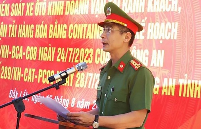 Phó Giám đốc Công an tỉnh Đắk Lắk Đại tá Trần Bình Hưng phát biểu tại buổi lễ ra quân