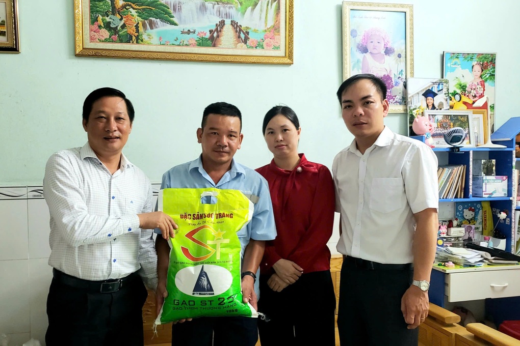 Sở Nội vụ TP Cần Thơ thăm và tặng quà người bị tai nạn lao động - 2