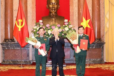Chủ tịch nước trao quyết định thăng quân hàm cho hai tướng lĩnh Quân đội