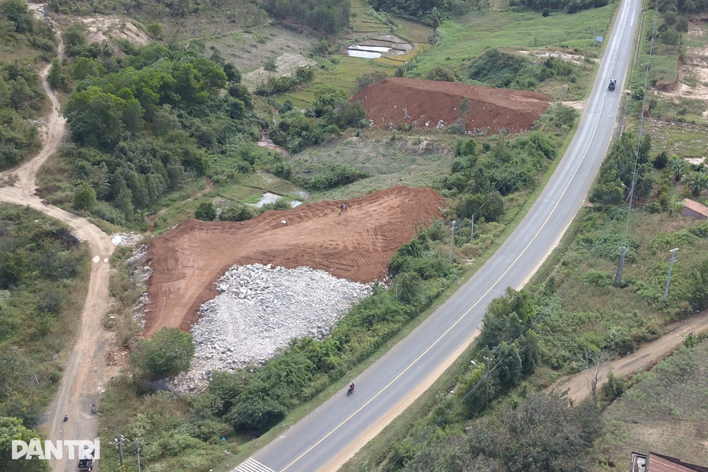 Lúng túng xử lý nghìn tấn đất đá đổ trái phép ven quốc lộ - 1