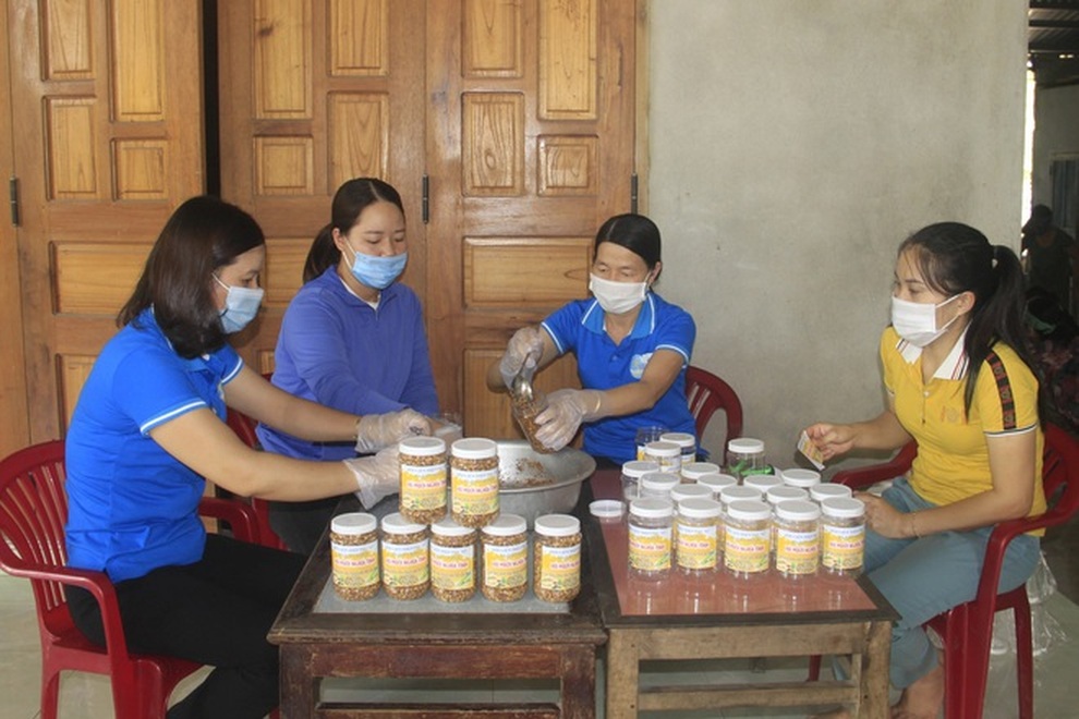 Gạo, thịt cá, rau củ quả… lần lượt được đóng thùng đi vào tâm dịch - 4 Gạo, thịt cá, rau củ quả… lần lượt được đóng thùng đi vào tâm dịch - 4