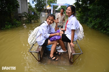 "Rốn lũ" Hà Nội ngập sâu, học sinh vẫn lội nước, ngồi xe kéo đến trường