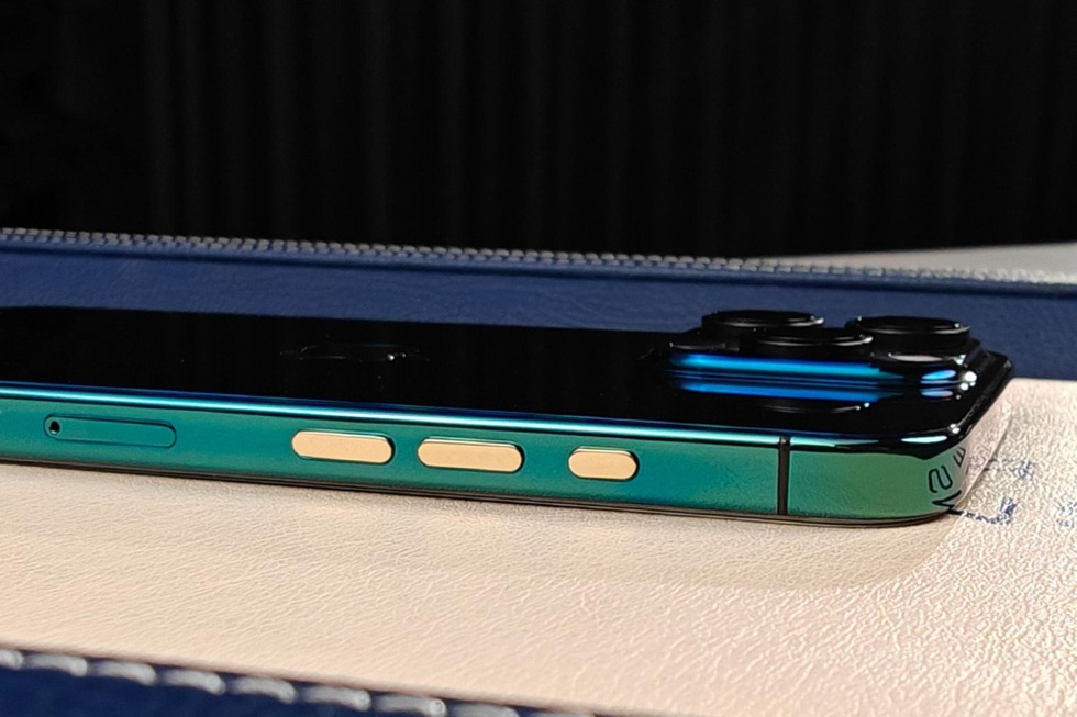 Ngắm iPhone 16 Pro Max bản giới hạn màu xanh ngọc lục bảo - 3 Ngắm iPhone 16 Pro Max bản giới hạn màu xanh ngọc lục bảo - 3
