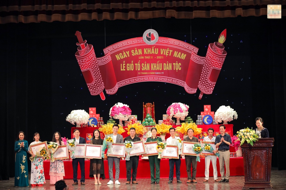 Nghệ sĩ gạo cội tề tựu trong lễ giỗ Tổ sân khấu - 9 Nghệ sĩ gạo cội tề tựu trong lễ giỗ Tổ sân khấu - 9