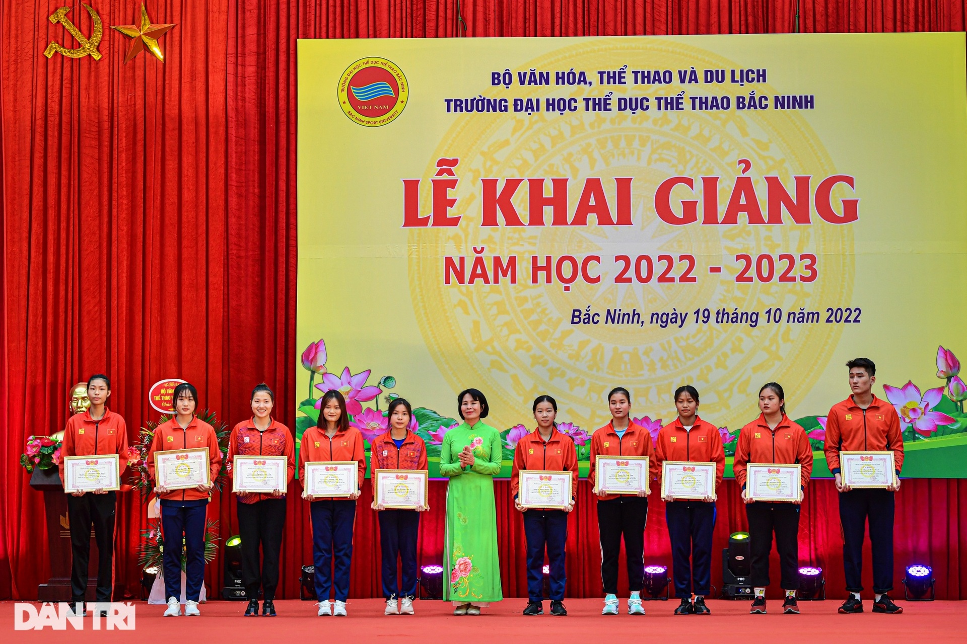 Kỷ lục gia Linh Na cùng loạt VĐV kiện tướng dự khai giảng Đại học TDTT - 10 Kỷ lục gia Linh Na cùng loạt VĐV kiện tướng dự khai giảng Đại học TDTT - 10