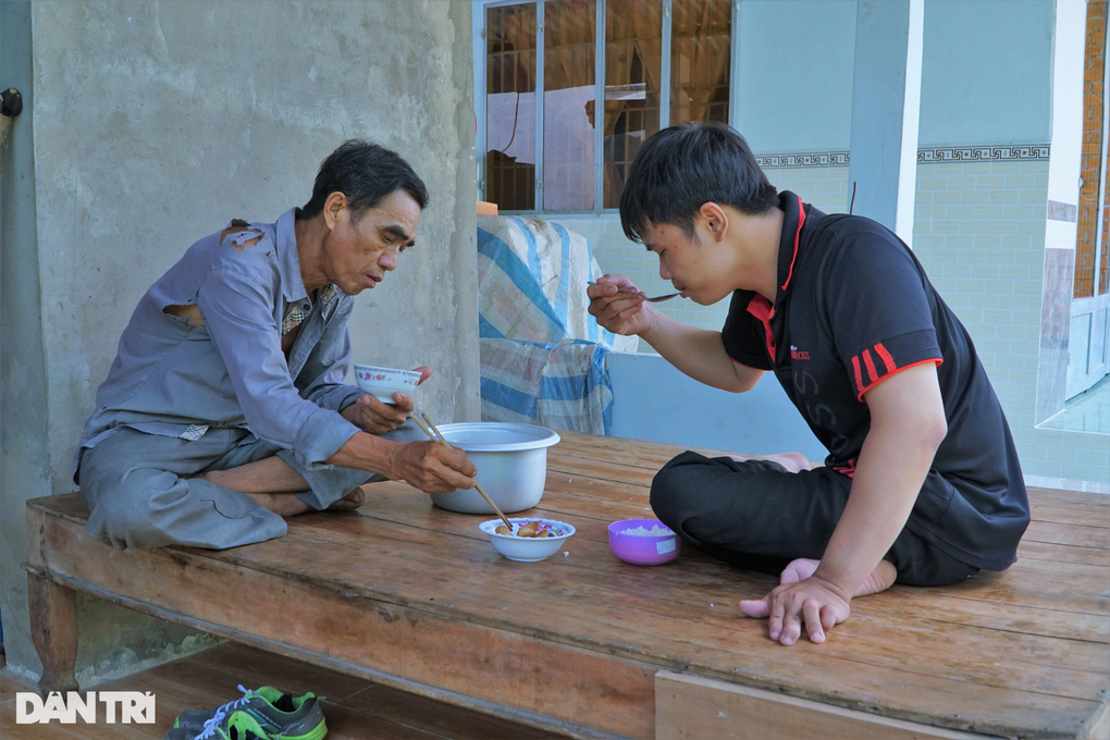 Ông bố nghèo 12 năm cõng con tới trường: Ngã cầu khỉ, té sông vẫn đi học! - 10 Ông bố nghèo 12 năm cõng con tới trường: Ngã cầu khỉ, té sông vẫn đi học! - 10