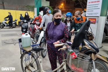 Mang can, chai nhựa đi xếp hàng đổ xăng vì lo giá xăng sắp tăng "sốc"