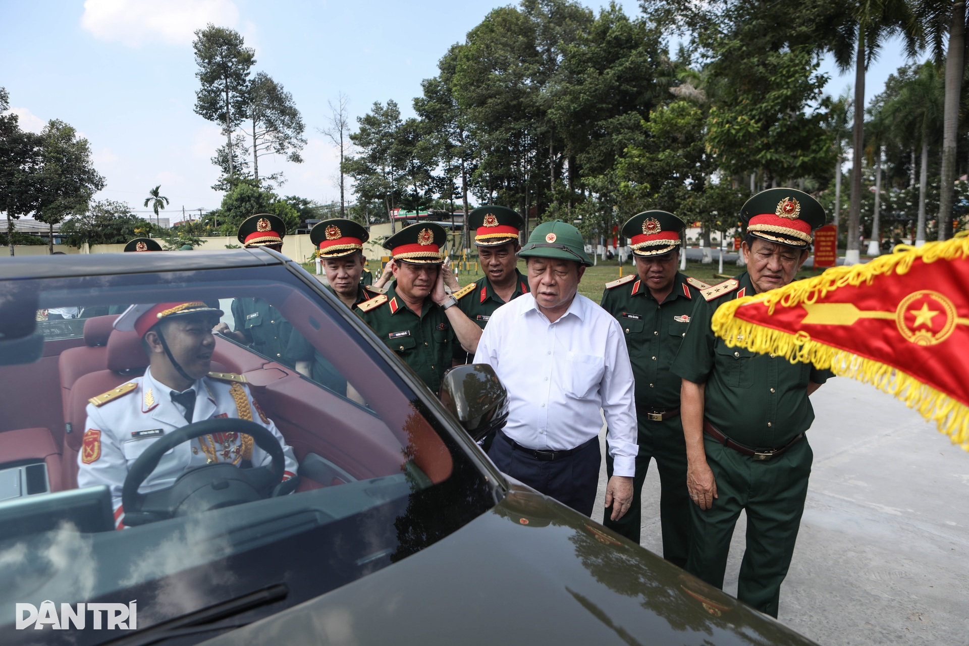 Ông Nguyễn Trọng Nghĩa thăm, động viên lực lượng tham gia diễu binh ở TPHCM - 9 Ông Nguyễn Trọng Nghĩa thăm, động viên lực lượng tham gia diễu binh ở TPHCM - 9