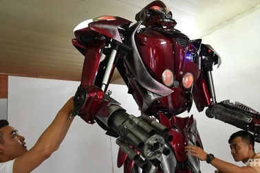 Báo nước ngoài viết về nhóm kỹ sư trẻ Việt Nam làm robot từ phế liệu