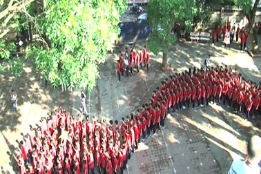 Hàng nghìn học sinh "nhuộm đỏ" sân trường, xếp hình bản đồ Tổ quốc