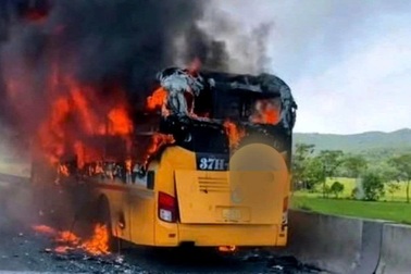 Xe khách giường nằm bốc cháy ngùn ngụt trên cao tốc