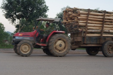 Xe quá tải "biến tướng" tung hoành trên đường Hồ Chí Minh