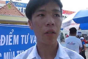 Thí sinh Bạc Liêu nhận định đề thi môn Ngữ Văn. (Thực hiện: Huỳnh Hải)