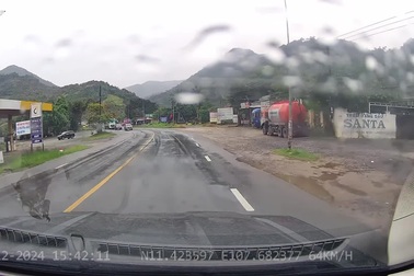 Xe tải liều lĩnh vượt ẩu ở đường cấm vượt