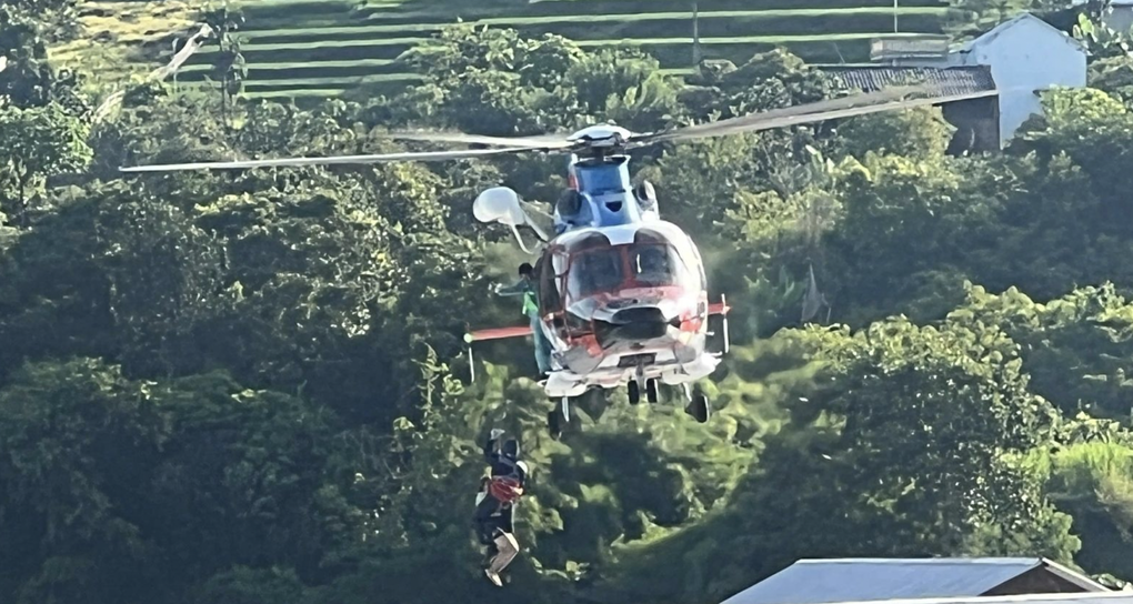 Thủ tướng: Sẵn sàng cứu trợ bằng đường không với nơi bị cô lập do mưa lũ - 1 Thủ tướng: Sẵn sàng cứu trợ bằng đường không với nơi bị cô lập do mưa lũ - 1