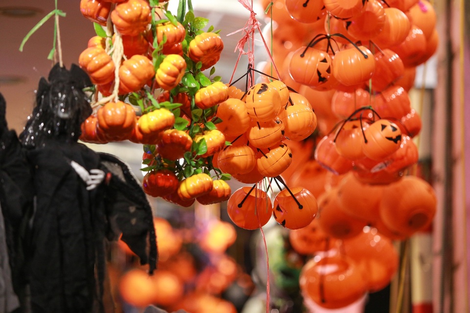 Loạt ma quỷ kinh dị tràn xuống phố hóa trang ở Hà Nội dịp Halloween - 4