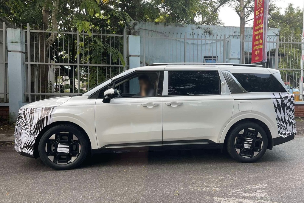 Kia Carnival 2024 bất ngờ xuất hiện tại Việt Nam, bỏ ngỏ bản hybrid? - 1