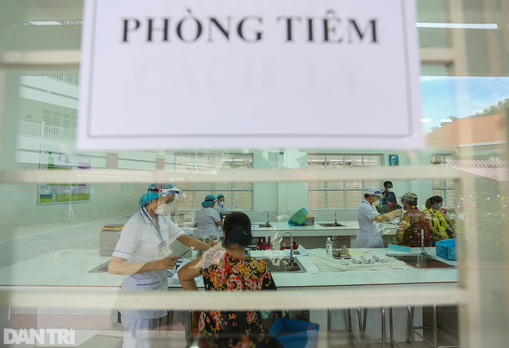 TPHCM dùng trường học, nhà thi đấu để tiêm vắc xin Covid-19 cho 1 triệu dân - 15 TPHCM dùng trường học, nhà thi đấu để tiêm vắc xin Covid-19 cho 1 triệu dân - 15