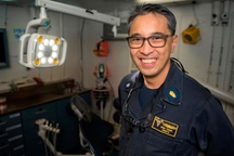 Bác sĩ gốc Việt trên tàu sân bay Mỹ thăm Đà Nẵng