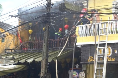 Cháy cửa hàng lưu niệm ở trung tâm phố cổ Hội An