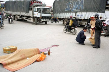 Người phụ nữ chết thảm dưới gầm xe tải