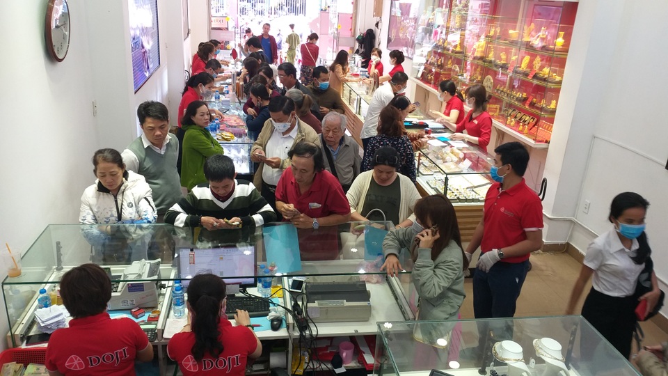 Sợ dịch Corona, các tiệm vàng trên cả nước vắng lặng trong ngày vía Thần Tài - 3 Sợ dịch Corona, các tiệm vàng trên cả nước vắng lặng trong ngày vía Thần Tài - 3