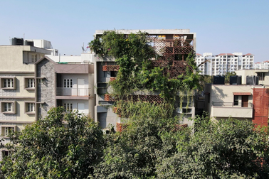 Chung cư mini cũ ở Ấn Độ xanh mướt, độc đáo sau khi được cải tạo