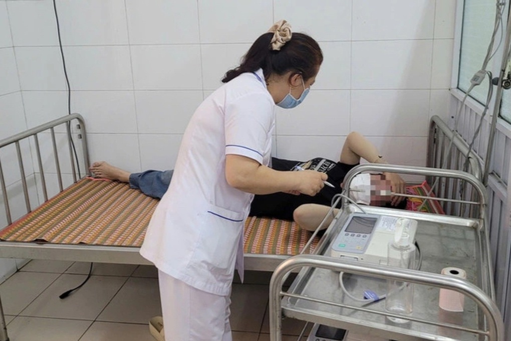 Nhiều người nhập viện cấp cứu nghi bị ngộ độc thực phẩm sau bữa trưa - 1