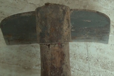 Nghi án con dùng cuốc đánh chết mẹ rồi chôn xác phi tang