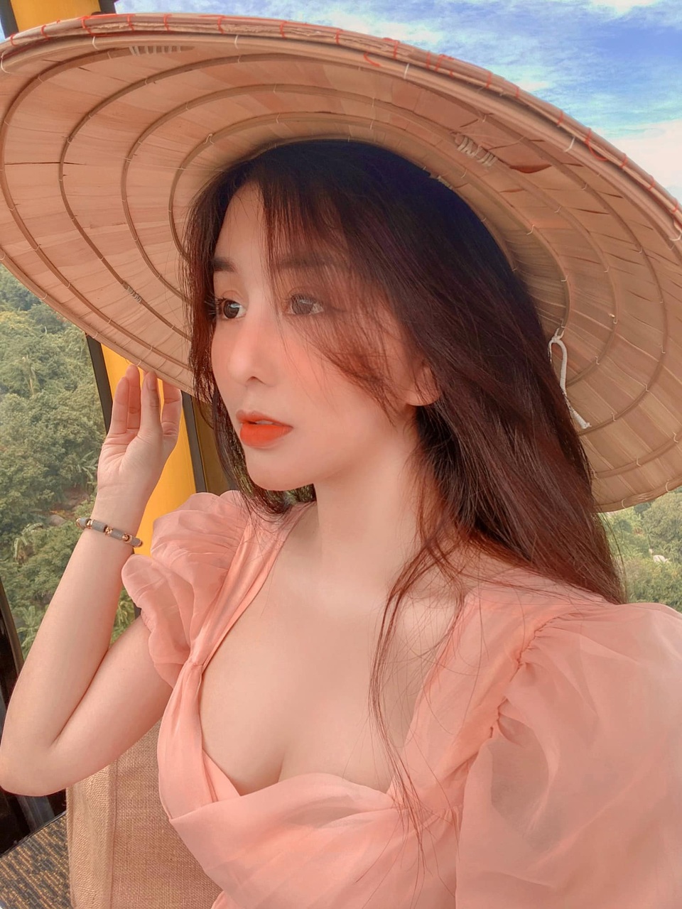 Vóc dáng nảy nở và vòng eo siêu thực của hot girl sở hữu follower khủng - 1 Vóc dáng nảy nở và vòng eo siêu thực của hot girl sở hữu follower khủng - 1