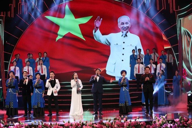 Xúc động chương trình nghệ thuật "Quà tháng 5 dâng Người"