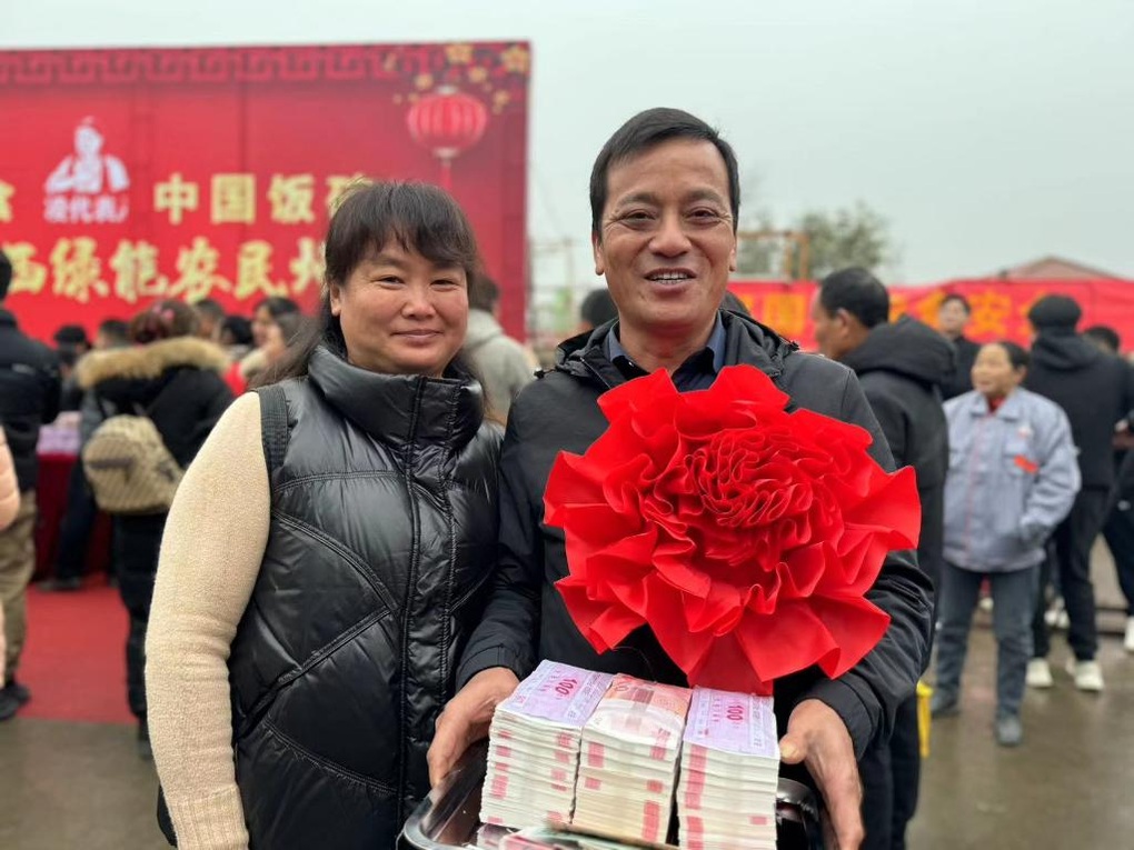 Nông dân Trung Quốc hồ hởi nhận thưởng Tết, có hộ ẵm hơn 1 tỷ đồng về nhà - 2 Nông dân Trung Quốc hồ hởi nhận thưởng Tết, có hộ ẵm hơn 1 tỷ đồng về nhà - 2