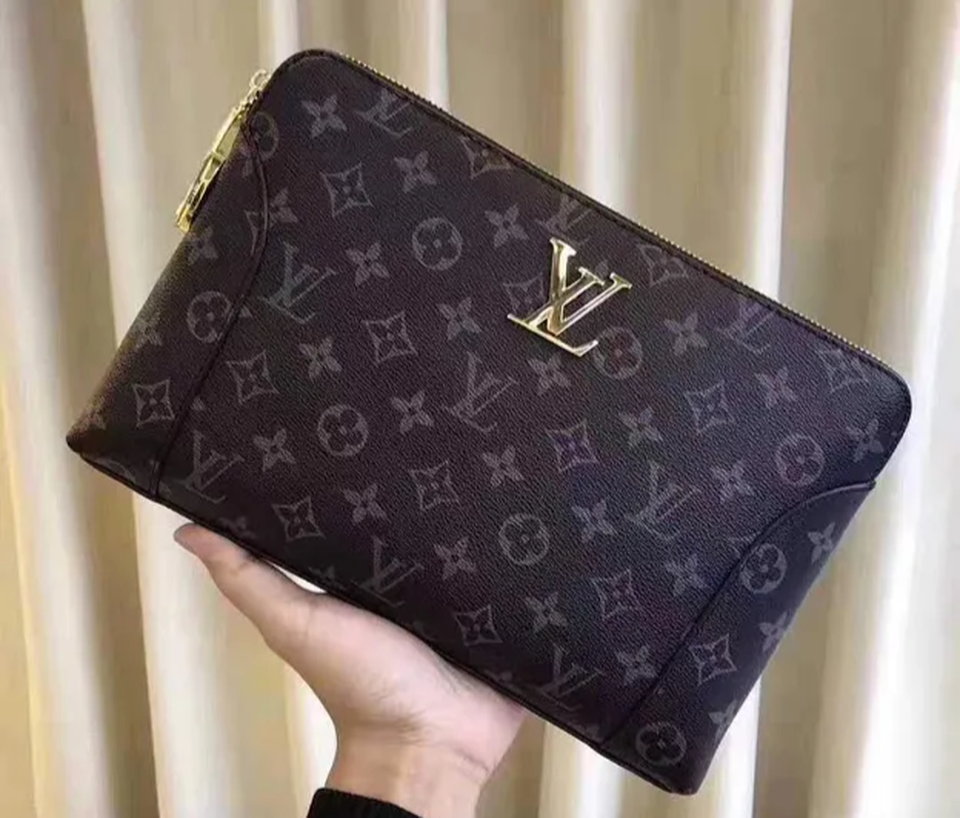 Ví hàng hiệu Louis Vuitton “không cánh mà bay” trước mặt chủ nhân tại Nội Bài - 1 Ví hàng hiệu Louis Vuitton “không cánh mà bay” trước mặt chủ nhân tại Nội Bài - 1