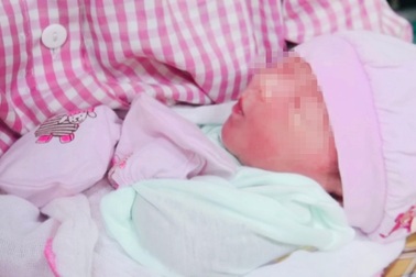 Sản phụ đẻ rơi con trên xe taxi, người nhà tự đỡ đẻ