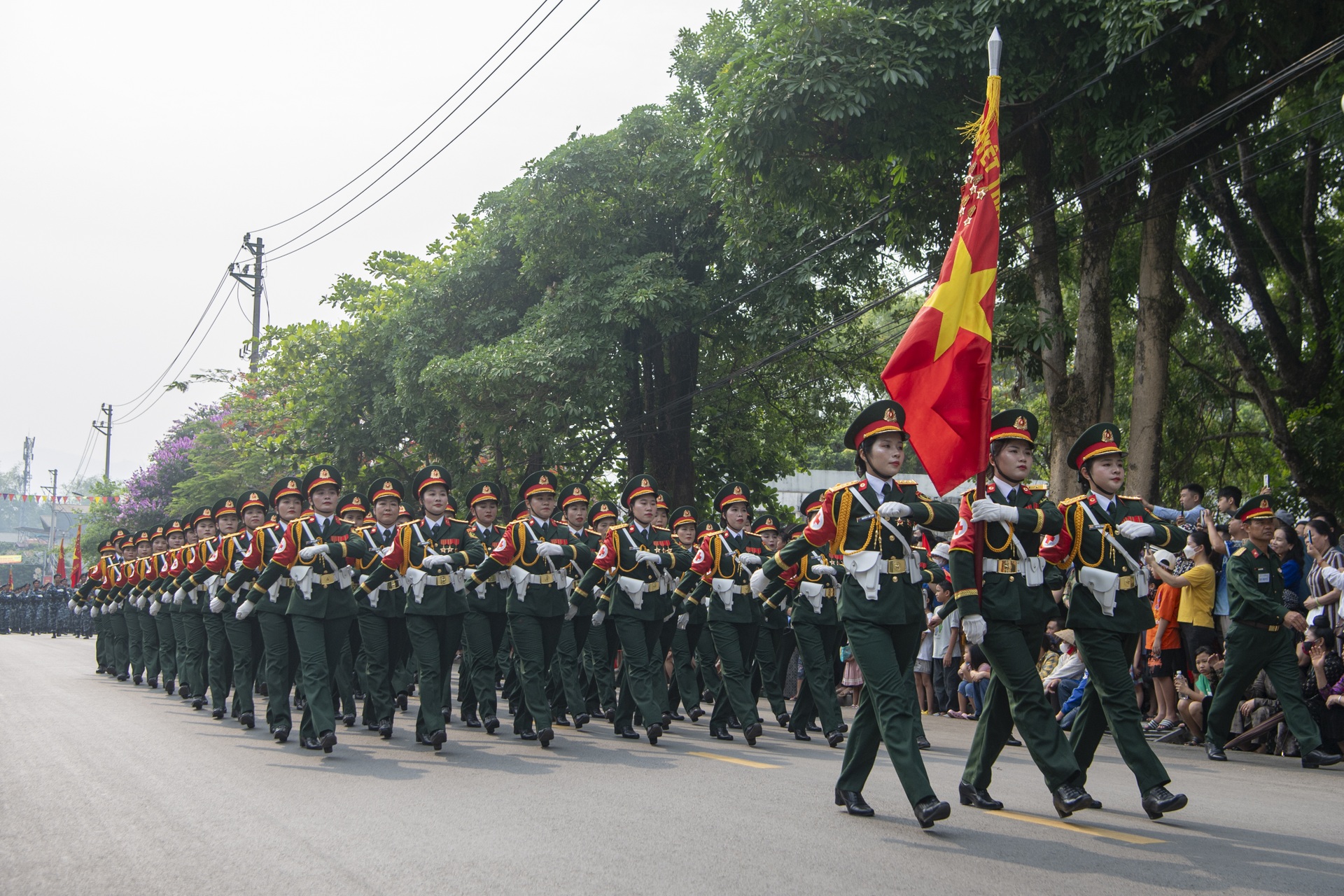 Người dân Điện Biên mở hội trên phố, cùng chiến sĩ tham gia diễu hành - 16