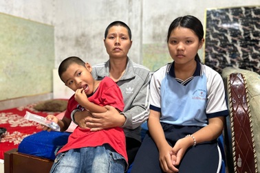 Bé gái 13 tuổi bị ung thư và khát khao sống để phụ mẹ nuôi 2 em khờ khạo