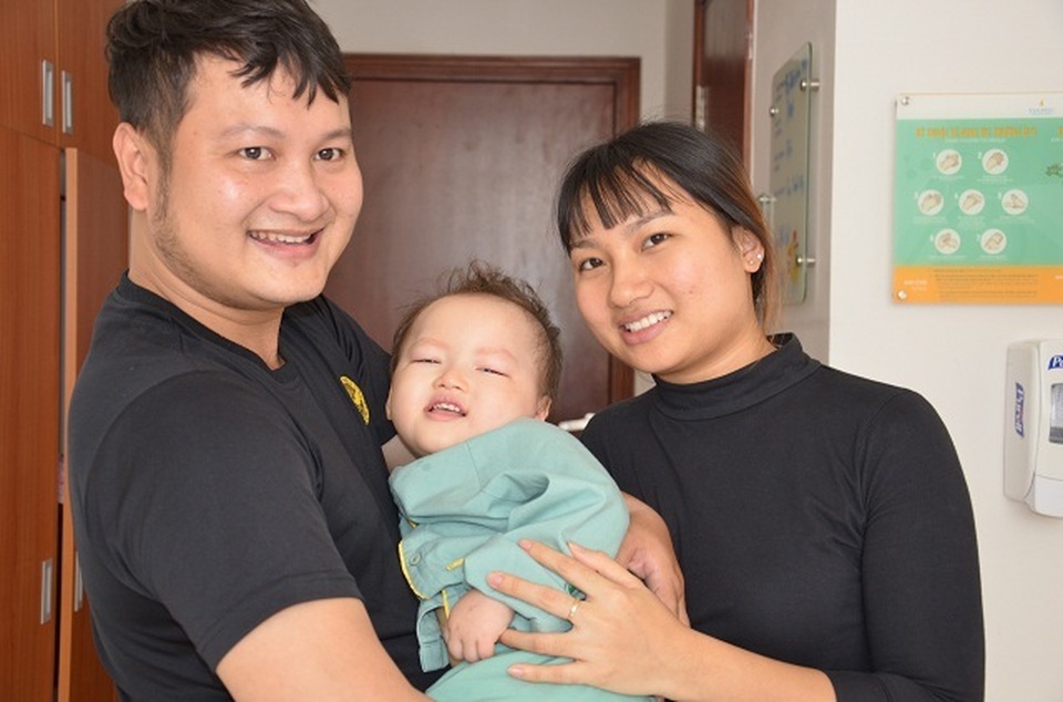 Bố mẹ nghẹn ngào khi con được ghép tế bào gốc nhờ sự giúp đỡ của bạn đọc Dân trí - 7 Bố mẹ nghẹn ngào khi con được ghép tế bào gốc nhờ sự giúp đỡ của bạn đọc Dân trí - 7
