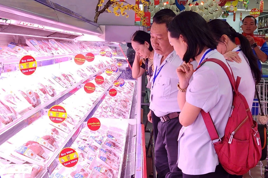 Siêu thị ở TPHCM có vấn đề trong khu sơ chế thực phẩm - 3 Siêu thị ở TPHCM có vấn đề trong khu sơ chế thực phẩm - 3