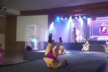 Thí sinh thi hoa hậu diện áo tắm nhào lộn như diễn viên xiếc