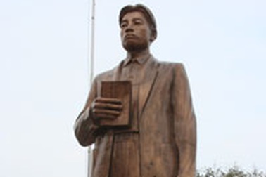 Tượng đài cố Tổng Bí thư Nguyễn Văn Cừ xuống cấp nghiêm trọng 