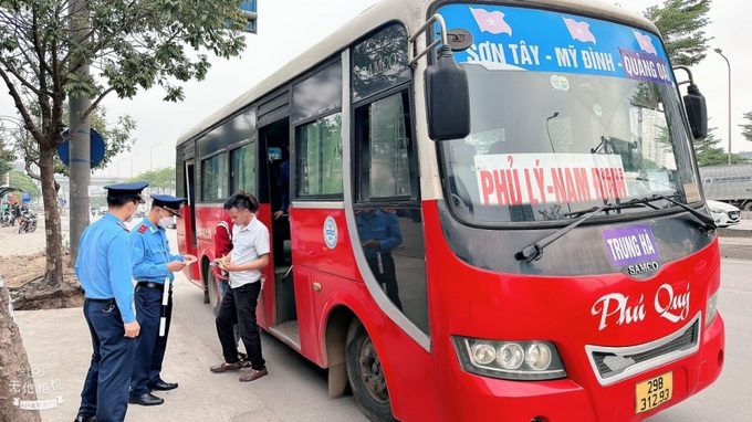 Đội Thanh Tra GTVT quận Cầu Giấy xử lý xe vận tải hành khách vi phạm luật an toàn giao thông ngày 4/4/2023