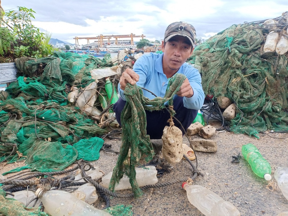 Khánh Hòa: Nửa tháng kiếm 100 triệu đồng nhờ làm nghề bẫy tôm hùm nhí - 3 Khánh Hòa: Nửa tháng kiếm 100 triệu đồng nhờ làm nghề bẫy tôm hùm nhí - 3
