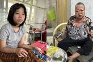 Cô bé mồ côi nằm viện vẫn lo lắng cho bà ngoại bị tai biến ở phòng trọ