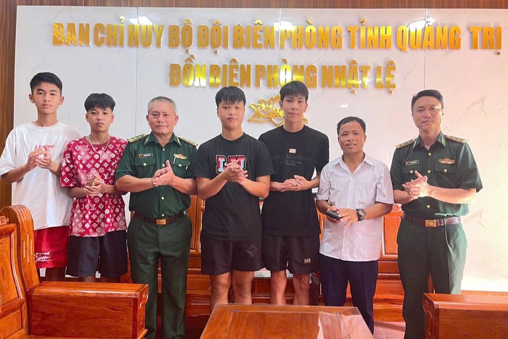 សិស្សមួយក្រុមរើសបានកាបូបលុយ៦,៥លានដុង - ១ Nhóm học sinh nhặt được ví tiền có 6,5 triệu đồng - 1