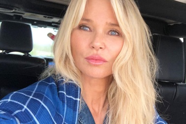 Ngưỡng mộ vẻ trẻ đẹp của siêu mẫu U70