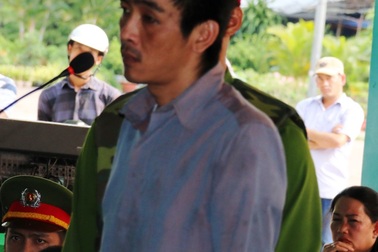 Người cung cấp súng cho kẻ giết chết 2 người khai: Giữ súng để bắn chim (!?)