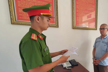 Bị tát 2 cái, chồng dùng dao đâm vợ thấu ngực