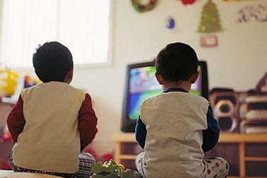 Vì sao không cho trẻ ngồi trước màn hình nhiều hơn 2 tiếng/ngày?